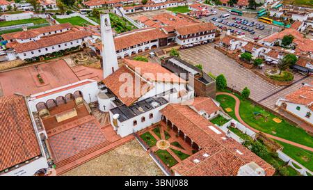Atemberaubende Aussicht auf Guatavita aus der Vogelperspektive mit traditioneller Architektur und lebhaften Straßen in Cundinamarca, Kolumbien. Stockfoto