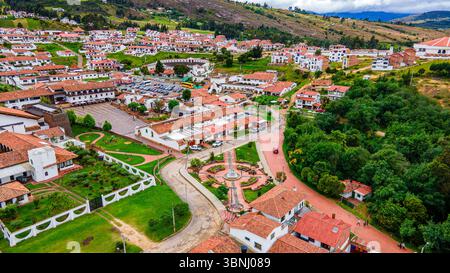 Atemberaubende Aussicht auf Guatavita aus der Vogelperspektive mit lebendiger Architektur und üppigem Grün in Cundinamarca, Kolumbien. Stockfoto