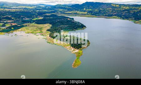 Atemberaubender Blick aus der Luft auf den See Guatavita, umgeben von üppigem Grün und Bergen in Cundinamarca, zeigt die Schönheit der natürlichen Landschaft Kolumbiens. Stockfoto