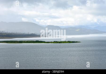 Ein atemberaubender Blick auf die Laguna de Guatavita, umgeben von üppigem Grün und Bergen, zeigt die Schönheit der Natur und des Tourismus Kolumbiens. Stockfoto