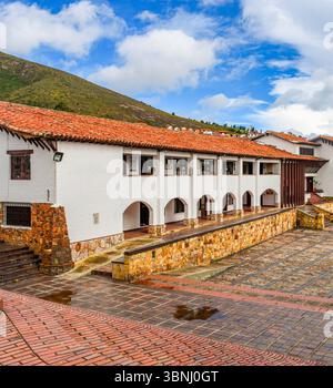 Ein atemberaubender Blick auf die traditionelle Architektur in Guatavita, Kolumbien, mit wunderschönem Mauerwerk und einem lebendigen Himmel. Stockfoto