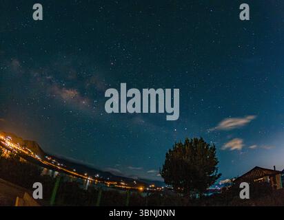 Ein atemberaubender Blick auf den Sternenhimmel über dem Guatavita-See, der die Schönheit der Natur in Kolumbiens Cundinamarca-Region zeigt. Stockfoto