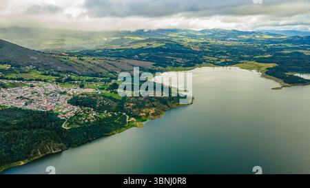Atemberaubende Aussicht auf die Laguna de Guatavita, umgeben von üppigen grünen Landschaften in Guatavita, Cundinamarca, Kolumbien. Stockfoto
