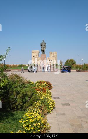 Eine typische Szene einer Hochzeitsfeier, die Fotos macht. An der riesigen Skulptur Amir Timur, Statue des Führers in Shahrisabz, Usbekistan. Stockfoto