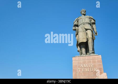 Ein abstrakter, traumhafter Blick auf die riesige Statue vor blauem Himmel. An der riesigen Skulptur Amir Timur, Statue des Führers in Shahrisabz, Usbekistan. Stockfoto
