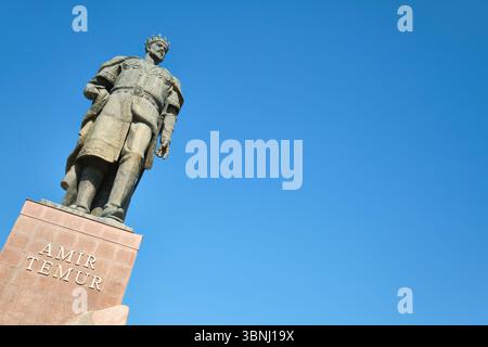 Ein abstrakter, traumhafter Blick auf die riesige Statue vor blauem Himmel. An der riesigen Skulptur Amir Timur, Statue des Führers in Shahrisabz, Usbekistan. Stockfoto