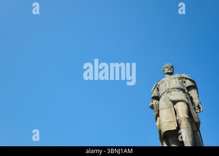 Ein abstrakter, traumhafter Blick auf die riesige Statue vor blauem Himmel. An der riesigen Skulptur Amir Timur, Statue des Führers in Shahrisabz, Usbekistan. Stockfoto