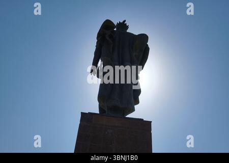 Der Blick auf den Rücken, die Silhouette, den Schatten der riesigen Skulptur. An der riesigen Skulptur Amir Timur, Statue des Führers in Shahrisabz, Usbekistan. Stockfoto