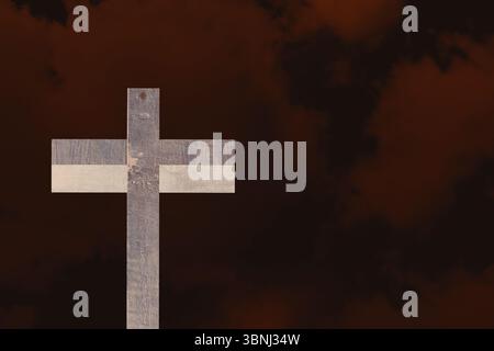 Verwittertes Holzkreuz steht auf einer rotbraunen Wolkenlandschaft, in flachem Design Stockfoto