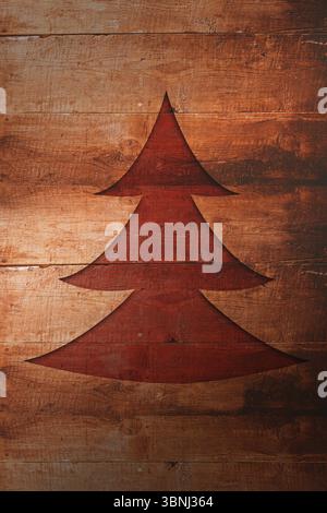 Flaches Design mit stilisierter dreistufiger Baumsilhouette auf rustikalen Holzdielen Stockfoto
