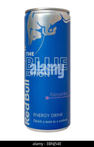Dose des ungarischen Energy Drinks Red Bulle Blue Special Edition auf weißem Hintergrund Stockfoto
