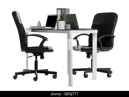 Stilvoller Arbeitsbereich mit Laptops, Zimmerpflanzen und Stühlen auf weißem Hintergrund Stockfoto