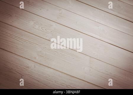 Flache Holzdiele mit diagonalem Layout und sichtbarer Körnung und Knoten Stockfoto