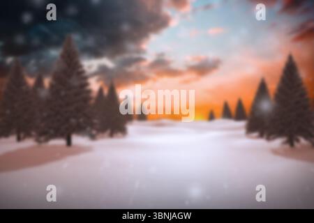 Flache Designszene, die schneebedeckten Kiefernwälder beim Sonnenuntergang mit schwebenden Schneeflocken zeigt Stockfoto