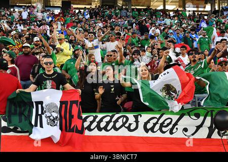 Santa Clara, Kalifornien, USA. Juli 2025. Begeisterte Fans sind beim Halbfinalspiel des CONCACAF Gold Cup zwischen Mexiko und Honduras am 2. Juli 2025 im Levi's Stadium in Santa Clara, Kalifornien, zu sehen. Foto : Casey Flanigan/imageSPACE/ZUMA (Credit Image: © Casey Flanigan/ImageSpace Via ZUMA Press) NUR REDAKTIONELLE VERWENDUNG! Nicht für kommerzielle ZWECKE! Quelle: ZUMA Press, Inc./Alamy Live News Stockfoto