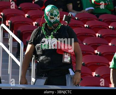 Santa Clara, Kalifornien, USA. Juli 2025. Begeisterte Fans sind beim Halbfinalspiel des CONCACAF Gold Cup zwischen Mexiko und Honduras am 2. Juli 2025 im Levi's Stadium in Santa Clara, Kalifornien, zu sehen. Foto : Casey Flanigan/imageSPACE/ZUMA (Credit Image: © Casey Flanigan/ImageSpace Via ZUMA Press) NUR REDAKTIONELLE VERWENDUNG! Nicht für kommerzielle ZWECKE! Quelle: ZUMA Press, Inc./Alamy Live News Stockfoto