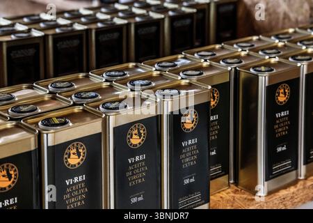 Dosen von mallorquinischem Olivenöl extra vergine, Bodegas VI Rei, Llucmajor, Mallorca, Balearen, Spanien Stockfoto