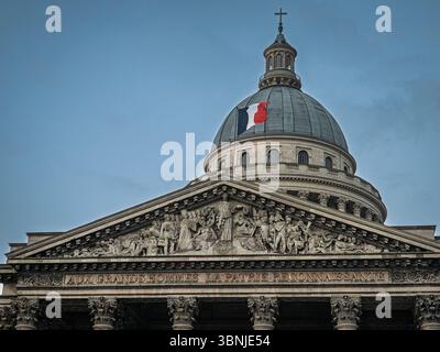 Französische Flagge winkt auf dem Pantheon in Paris, neoklassische Architektur und Basreliefs Stockfoto