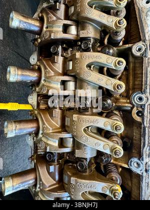 Nahaufnahme der inneren Motorkomponenten eines Fahrzeugs, einschließlich Kipphebel und Nockenwelle. Stockfoto