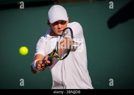 London, Großbritannien. Juli 2025. Ethan Quinn (USA) während des zweiten Rundenspiels gegen Kamil Majchrzak (POL) bei der Wimbledon Championship im All England Lawn Tennis & Croquet Club, London am Mittwoch, den 2. Juli 2025. Foto: Patrick Hamilton/SIPA USA) Credit: SIPA USA/Alamy Live News Stockfoto