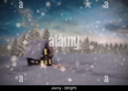 Flache Design-Kabine steht auf einem schneebedeckten Feld an Kiefern, Lichterketten leuchten, Flocken fallen Stockfoto