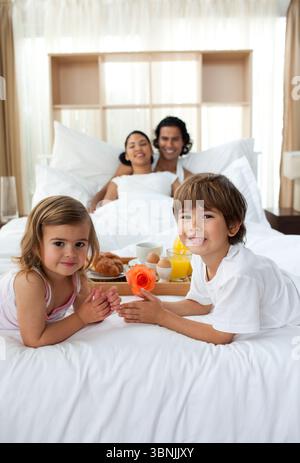 Frühstücken Sie mit ihren Eltern Geschwister Stockfoto