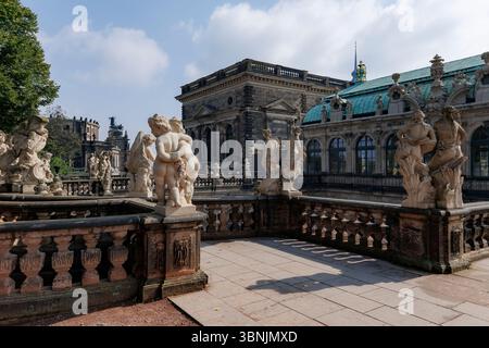 Atemberaubender Blick auf komplizierte Skulpturen im Zwinger-Schloss in Dresden, Deutschland. Die barocke Architektur und die detaillierten Mauerwerke heben die Geschichte hervor Stockfoto