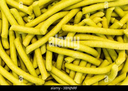 Nahaufnahme mit der Textur von Nopal-Snacks, perfekt als natürlicher Hintergrund. Die detaillierte Textur hebt die leuchtende grüne Farbe und cr hervor Stockfoto
