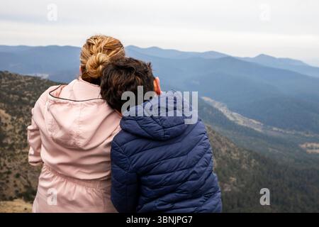 Frau und Kind genießen einen atemberaubenden Blick auf die Berglandschaft während eines abenteuerlichen Tages in Mexiko. Die ruhige Landschaft und die verbindenden Momente sorgen für ein Memo Stockfoto