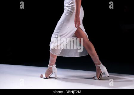 Frau in seidenweißem Kleid, klassische Mode-Kleidung auf schwarzem Hintergrund Stockfoto