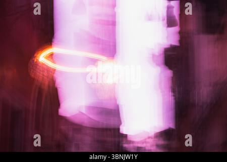 Ein abstrakter heller Hintergrund mit einem dynamischen Zusammenspiel von Rosa- und Violetttönen mit ätherischen Lichtstreifen, der ein lebendiges und traumhaftes visuelles e erzeugt Stockfoto
