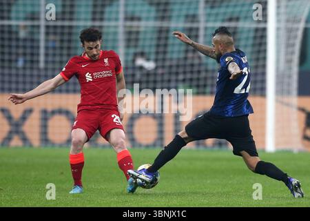Mailand, Italien. Februar 2022. Foto Spada/LaPresse 16. Februar 2022 - Milano, Italia Sport, Calcio Inter vs Liverpool - Champions League 2021/2022 - Ottavi di Finale Nella Foto : Diogo Jota, Arturo Vidal (Inter Mailand); Foto Spada/LaPresse 16. Februar 2022 - Mailand, Italien Sport, Fußball Inter vs Liverpool - Champions League 2021/2022 - Runde 16 im Foto : Diogo Jota, Arturo Vidal (Inter Mailand); Credit: LaPresse/Alamy News Stockfoto