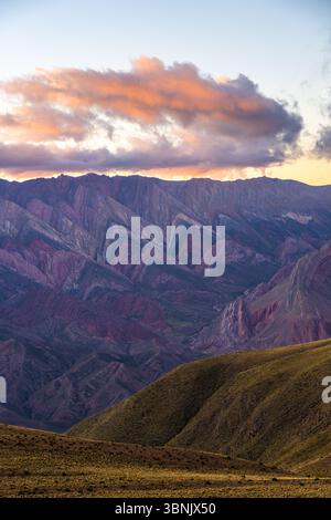 Der Hügel der 14 Farben in Jujuy, Argentinien, zeigt eine außergewöhnliche Farbpalette bei Sonnenuntergang. Die pulsierende Landschaft ist bekannt für ihre geologische Schönheit Stockfoto