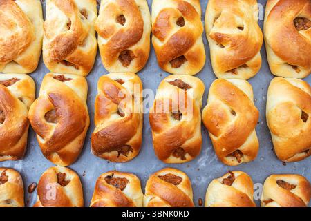 Frisch gebackene hausgemachte Brötchen gefüllt mit einer köstlichen Mischung aus Aprikosenmarmelade und Hüttenkäse. Perfekt für eine gemütliche Küche, sind diese entzückenden Stockfoto