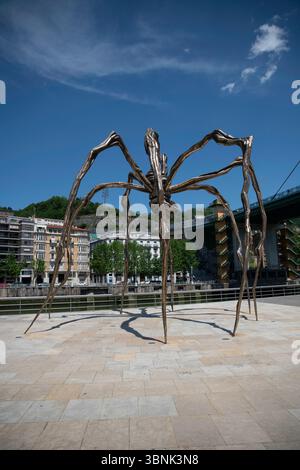 Die berühmte Riesenspinne „Maman“ der französischen Künstlerin Louise Bourgeois steht am Fluss hinter dem Guggenheim Museum Bilbao und ist eine der größten Stockfoto