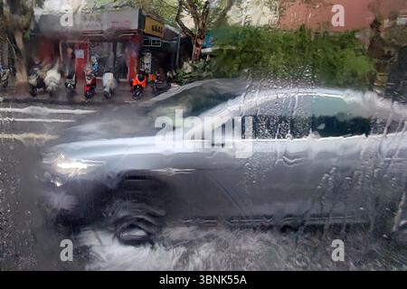 CHENGDU, CHINA - 3. JULI 2025 - Fahrzeuge fahren am 3. Juli 2025 im Regensturm in Chengdu, Provinz Sichuan, China. Stockfoto