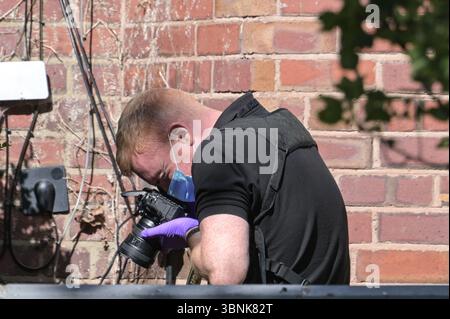 Priory Road, Dudley, 3. Juli 2025. Die Polizei von West Midlands untersucht die Ermittlungen, nachdem eine Frau schwer verletzt wurde, nachdem sie am Donnerstag, den 3. Juli, in ihrem Haus in Dudley erschossen wurde. Nach Angaben eines Bewohners am Tatort an der Priory Road war ein Kind zu dieser Zeit im Anwesen. Detectives kamen auch, um von Tür zu Tür Ermittlungen durchzuführen, während ein Gerichtsmediziner die Einschusslöcher im vorderen Fenster und der Tür betrachtete. Die Polizei von West Midlands veröffentlichte diese Aussage: Eine Untersuchung Stockfoto