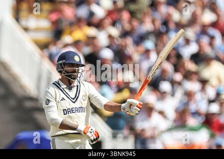 Ravindra Jadeja of India feiert ein halbes Jahrhundert (50 Runs) während des 2. Rothesay Test Match Day 1 England vs India in Edgbaston, Birmingham, Großbritannien, 2. Juli 2025 (Foto: Mark Cosgrove/News Images) Stockfoto
