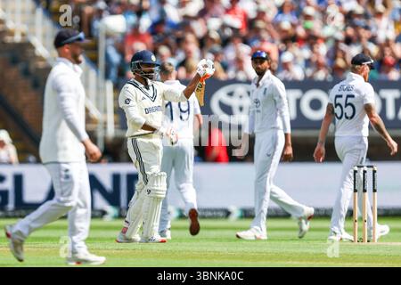 #8, Ravindra Jadeja aus Indien dreht seinen Schläger, während er sein halbes Jahrhundert am zweiten Tag des zweiten Rothesay Test Matches zwischen England und Indien im Edgbaston Cricket Ground, Birmingham, am Donnerstag, den 3. Juli 2025 feiert. (Foto: Stuart Leggett | MI News) Credit: MI News & Sport /Alamy Live News Stockfoto