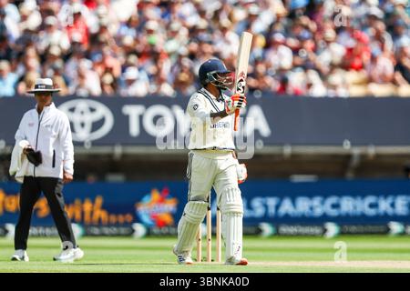 #8, Ravindra Jadeja aus Indien feiert sein halbes Jahrhundert am zweiten Tag des zweiten Rothesay Test Matches zwischen England und Indien auf dem Edgbaston Cricket Ground, Birmingham am Donnerstag, den 3. Juli 2025. (Foto: Stuart Leggett | MI News) Credit: MI News & Sport /Alamy Live News Stockfoto