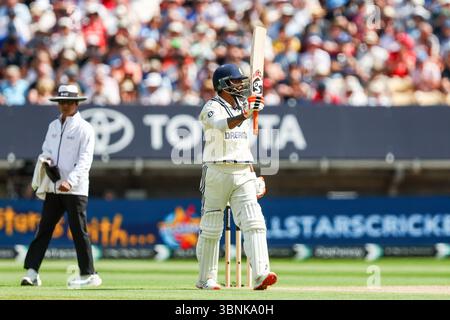 #8, Ravindra Jadeja aus Indien feiert sein halbes Jahrhundert am zweiten Tag des zweiten Rothesay Test Matches zwischen England und Indien auf dem Edgbaston Cricket Ground, Birmingham am Donnerstag, den 3. Juli 2025. (Foto: Stuart Leggett | MI News) Credit: MI News & Sport /Alamy Live News Stockfoto