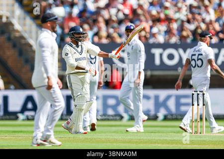 #8, Ravindra Jadeja aus Indien dreht seinen Schläger, während er sein halbes Jahrhundert am zweiten Tag des zweiten Rothesay Test Matches zwischen England und Indien im Edgbaston Cricket Ground, Birmingham, am Donnerstag, den 3. Juli 2025 feiert. (Foto: Stuart Leggett | MI News) Credit: MI News & Sport /Alamy Live News Stockfoto