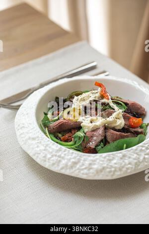 Roastbeef Salat mit Stracciatella und Tomaten Stockfoto