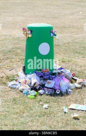 Überlaufender Abfalleimer am Ende eines Dorffestes an einem Sommertag in Essex UK Stockfoto