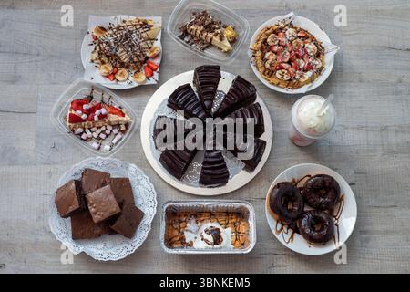 Eine Auswahl an Kuchen, Desserts und Milchshakes zum Essen oder Mitnehmen Stockfoto