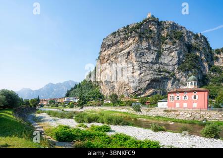Die Stadt Arco, der Fluss Sarca und der Renghera Tower auf dem Felsen. Provinz Trient, Region Trentino Südtirol, Italien Stockfoto
