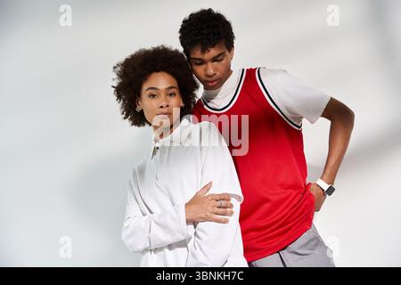 Ein junges Paar teilt einen warmen Moment und strahlt Liebe und Verbundenheit in einer kreativen Atmosphäre aus. Stockfoto