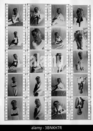 Studio Tuinstraat, Tilburg, Niederlande. Altmodisches Kontaktblatt mit analogem Schwarzweißfilm 1994-i, hergestellt aus einer LED-Leuchtbox, mit einer iPhone SE Mobile Kamera. Stockfoto