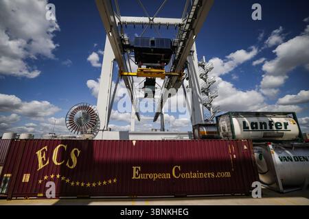 Duisburg, Deutschland. Juli 2025. Am Gateway Terminal im Duisburger Hafen wird ein Container beladen. Am Terminal wird der klimaneutrale Betrieb mit Wasserstoff als Energieversorger getestet. Quelle: Oliver Berg/dpa/Alamy Live News Stockfoto