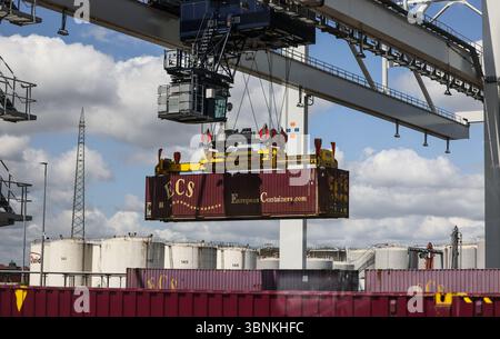 Duisburg, Deutschland. Juli 2025. Am Gateway Terminal im Duisburger Hafen wird ein Container beladen. Am Terminal wird der klimaneutrale Betrieb mit Wasserstoff als Energieversorger getestet. Quelle: Oliver Berg/dpa/Alamy Live News Stockfoto